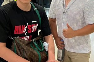 这下真成中国熊猫了‍杨瀚森训练中被肘击，眼睛淤青明显